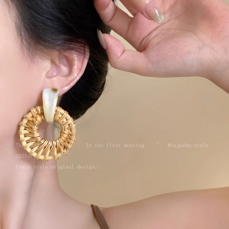Wooden rattan and grass woven ear rings for women, 2025 new Bohemian vacation style earrings, exaggerated face-enhancing small stud earrings Specification drawing
