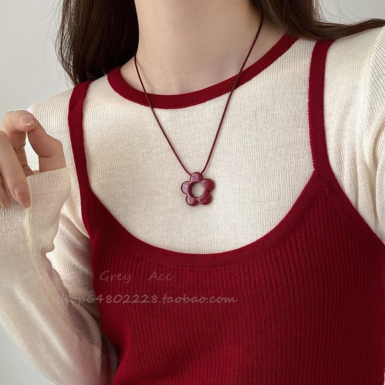 Simple and colorful flower pendant from Japan and South Korea, long leather rope necklace, sweet and elegant for women, versatile and fashionable sweater chain for commuting Application Scenario