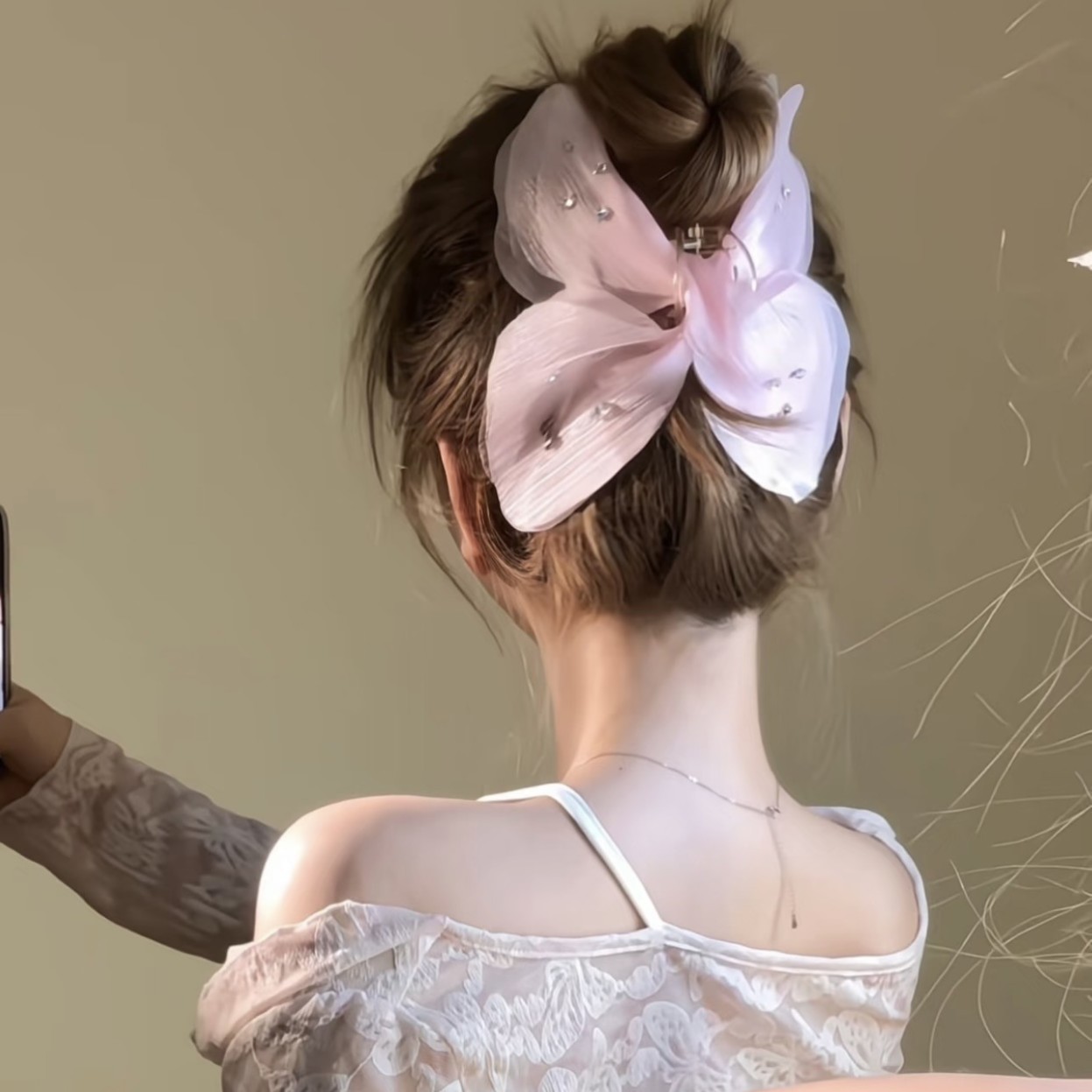 The new chiffon butterfly high-end headwear and hair accessory for women features a French retro and simple style. The solid color of the mesh fabric exudes a super ethereal French charm details Picture