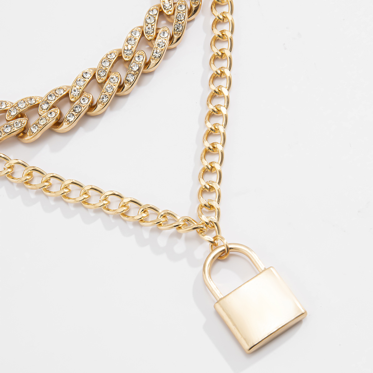 Exaggerated and fashionable European and American cross-border jewelry, diamond-encrusted Cuban chain necklace, women's retro simple and versatile lock pendant necklace Application Scenario