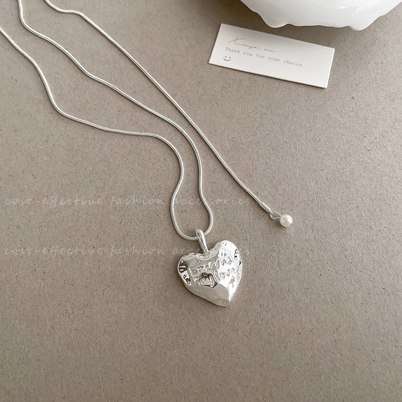 The Korean heart-shaped pendant necklace for women exudes a simple and elegant charm in 2024. It's a versatile long sweater chain accessory trend Application Scenario