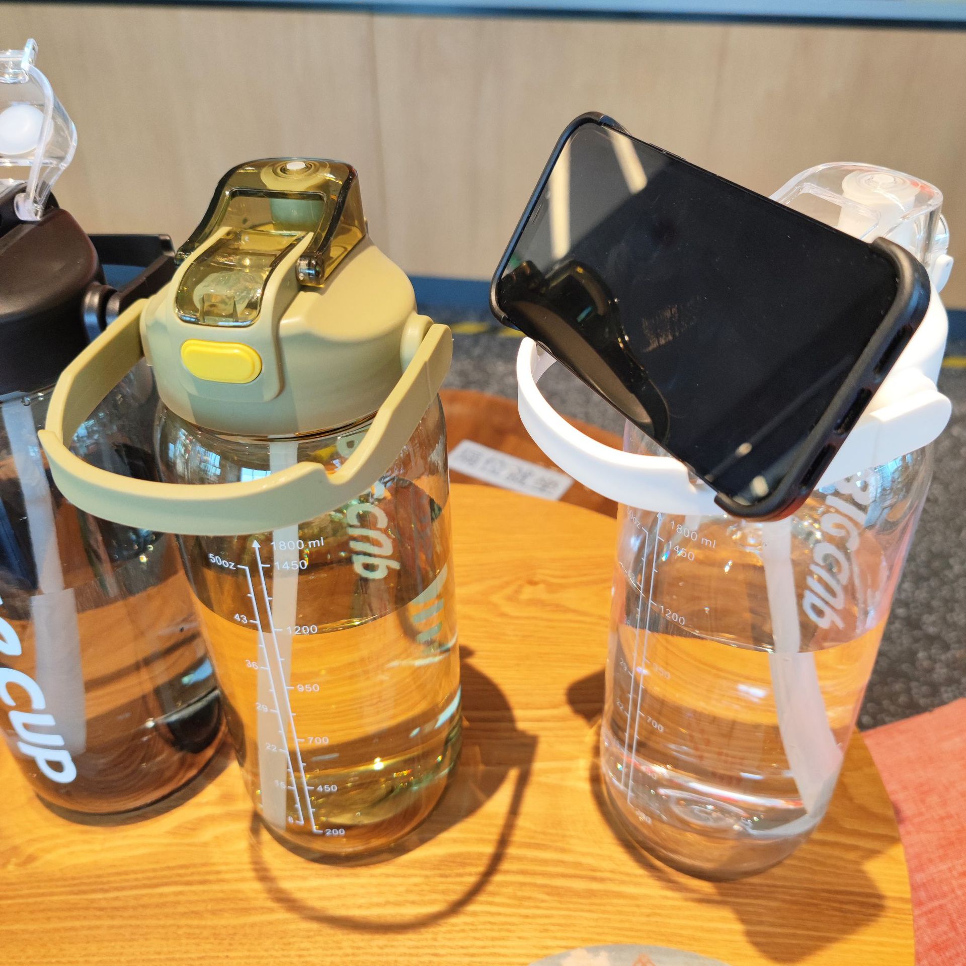 Wholesale straw direct drinking, double-drinking cups, water bottles, spouts, fitness and sports water bottles, large-capacity transparent water cups with handles Application Scenario