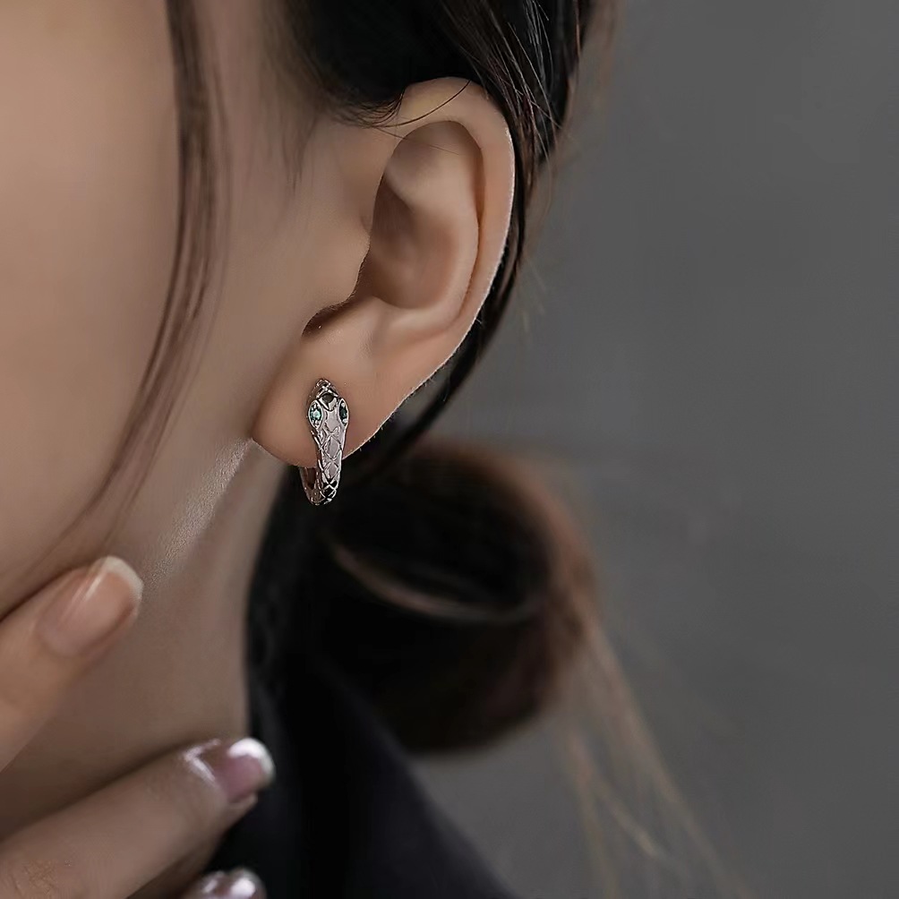 Super cool! New Korean-style snake-shaped ear buckles with diamonds, a unique and trendy style, simple and individual earrings for girls Application Scenario