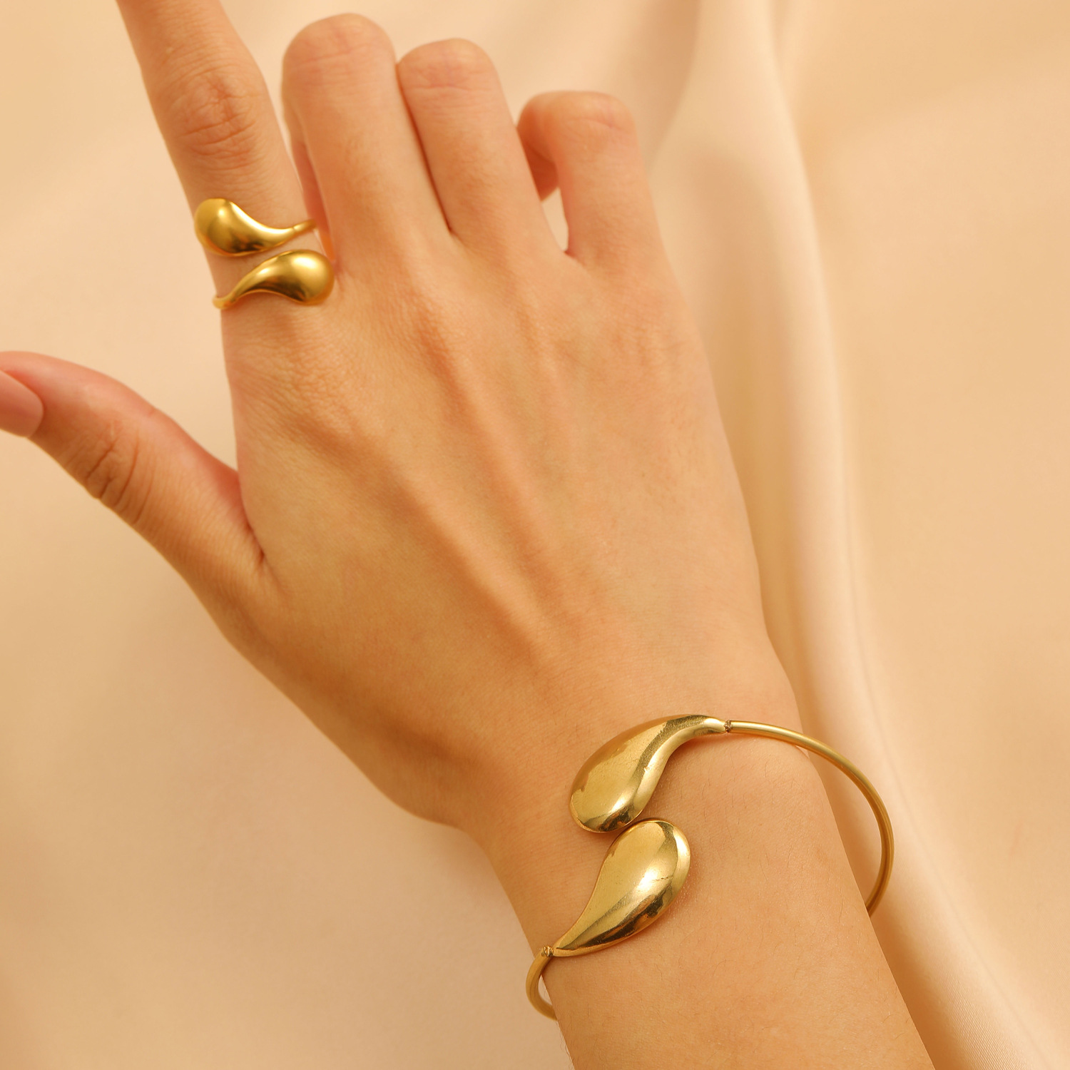 European and American cross-border jewelry, stainless steel bracelets, rings, sets of jewelry and bracelets, women's niche designs, light luxury and high-end feel Specification drawing