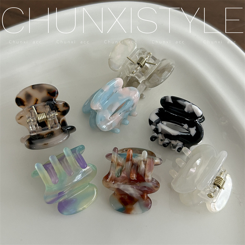 Exquisite small hair clips made of acetic acid, small scratch-off clips for princess bangs, side clips for girls, and Korean hair accessory clips Application Scenario
