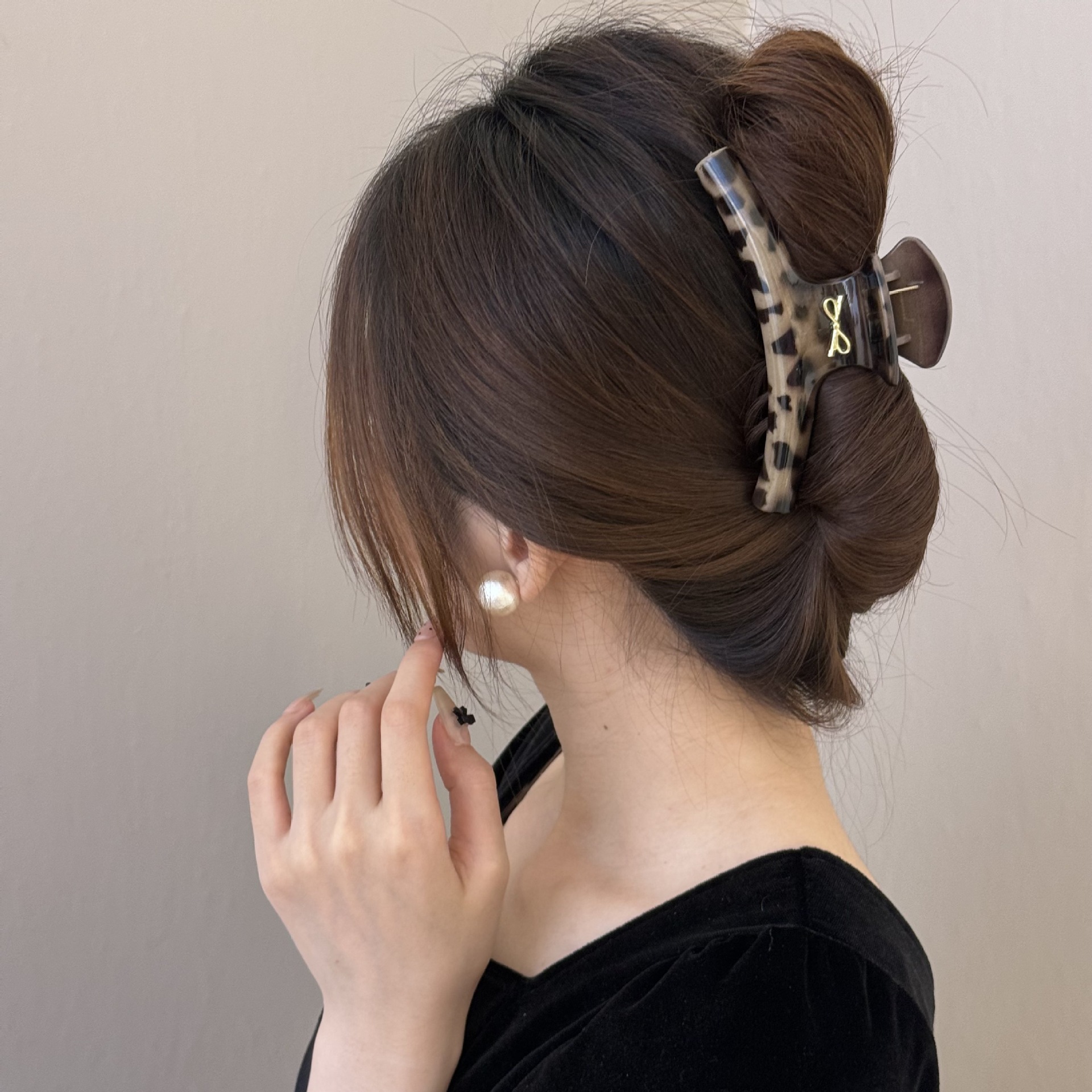 French leopard print grab clip for women, high-end and retro style, shark clip, 2025 new model, large hair volume, large headwear full figure