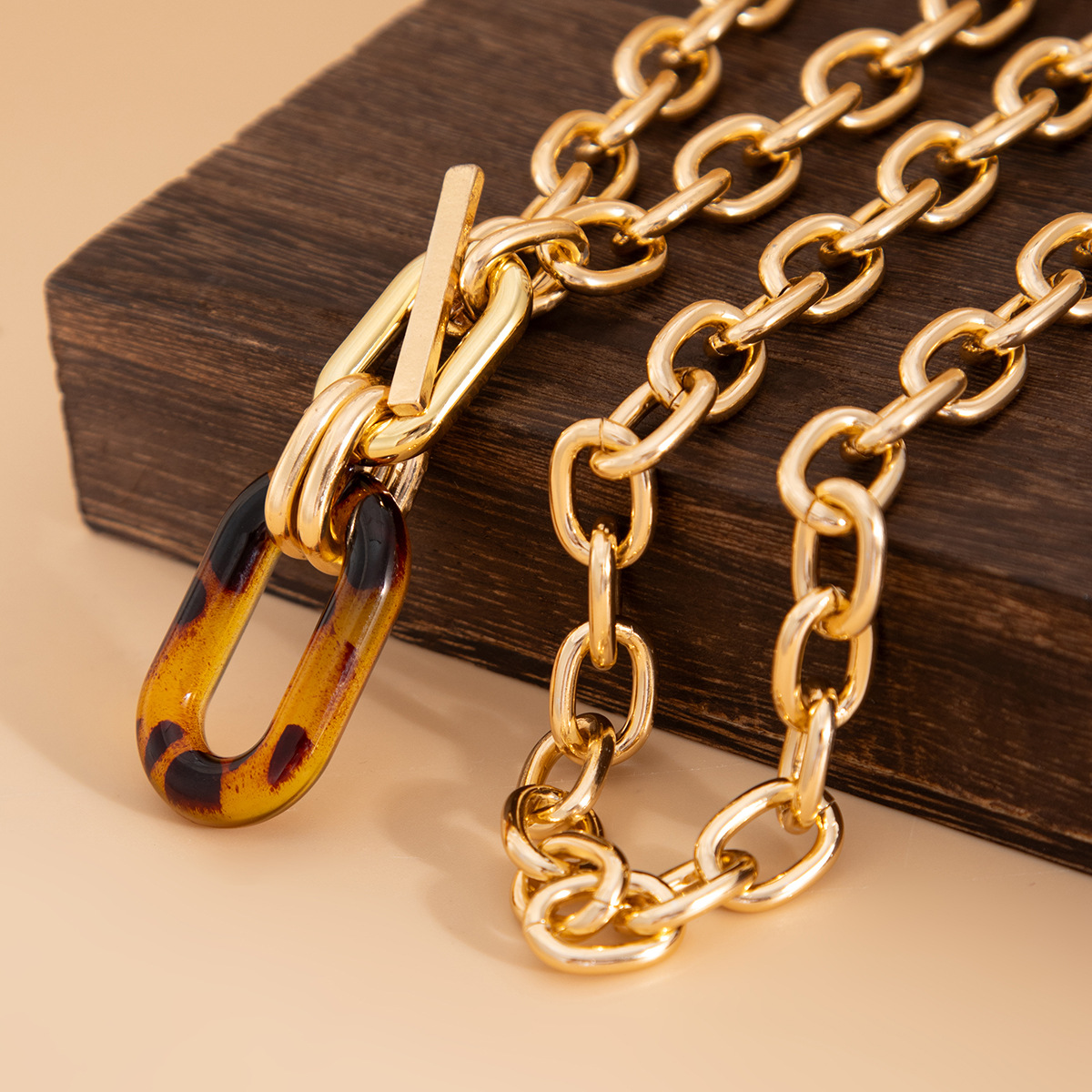 European and American cross-border jewelry, fashionable irregular leopard print buckle necklace set, high-end geometric acrylic collarbone chain Application Scenario