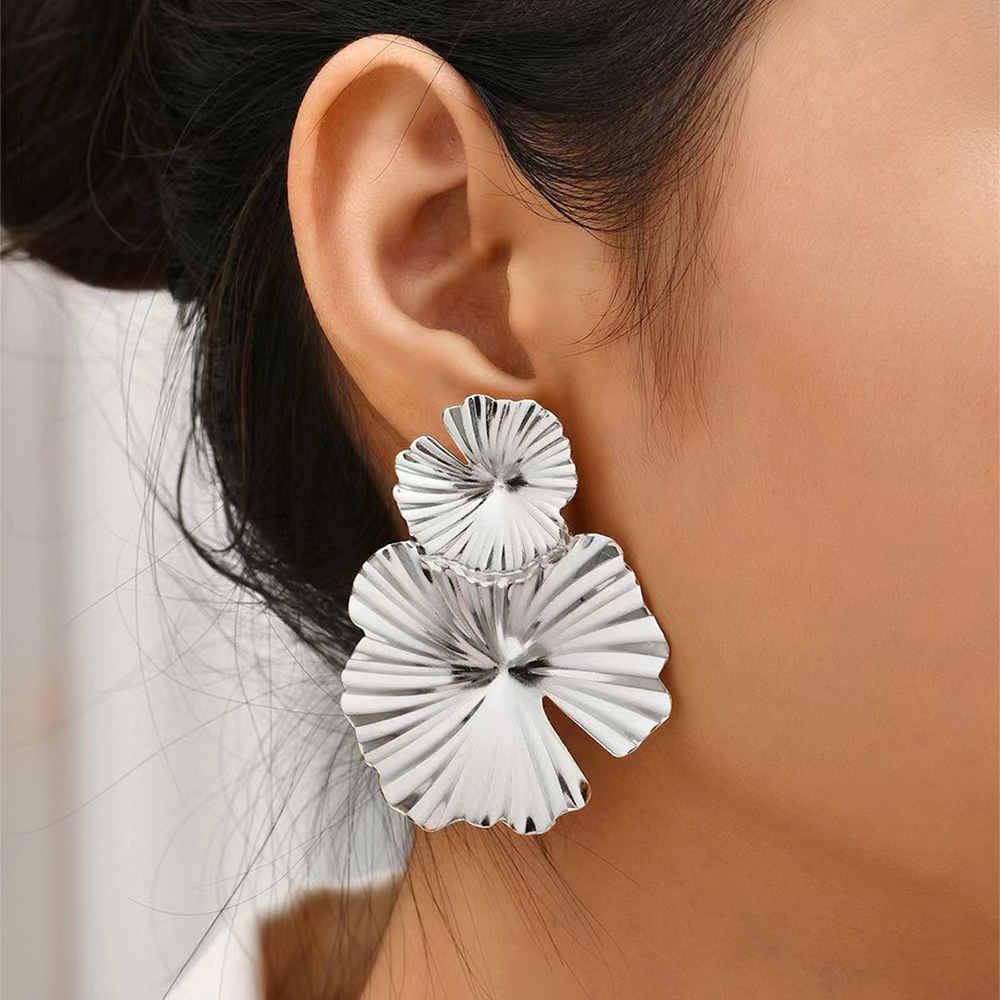 Exaggerated and fashionable cross-border style metal sequined stud earrings, elegant and high-end European and American cold style earrings and earrings full figure