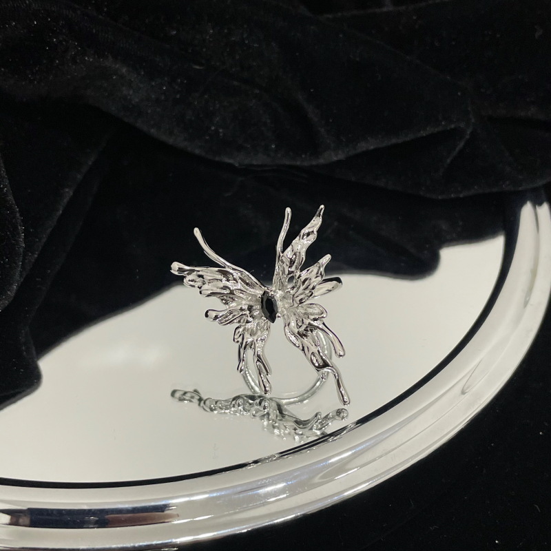 Unique butterfly-shaped black zircon ring, a trendy and niche designer for women on Instagram, a high-end Internet celebrity's cold style index finger ring Application Scenario