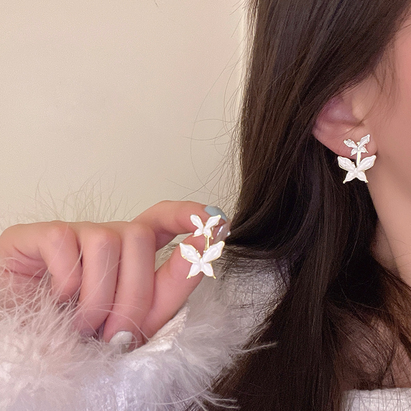 Light luxury and fashionable, super ethereal charm, versatile butterfly earrings, high-end design sense, back-hanging ear studs, the same style of earrings as Internet celebrities details Picture