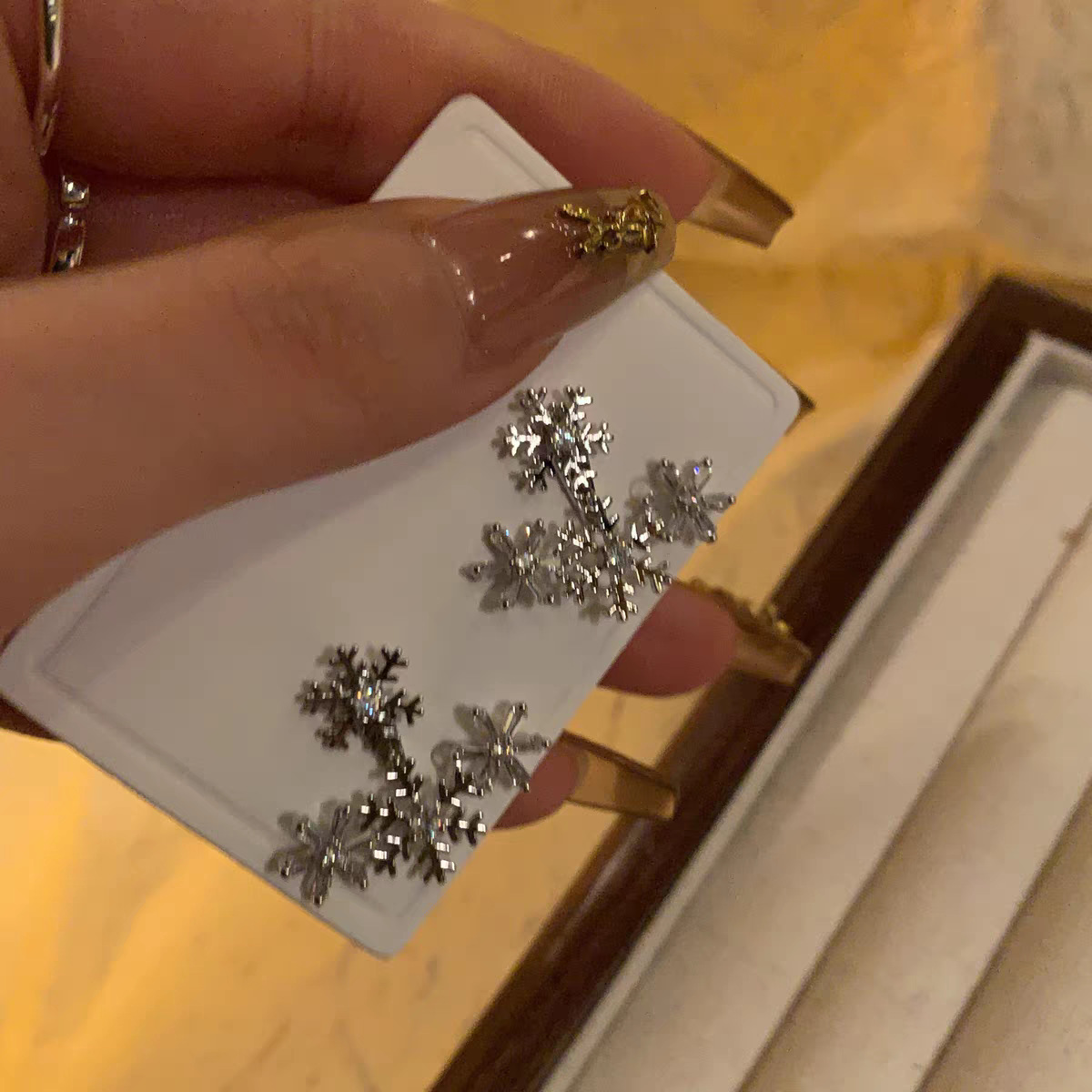 So beautiful! Shop owner's recommendation: Snowflake Stud Earrings, new 2025 bestsellers, autumn and winter earrings, high-end women's earrings full figure