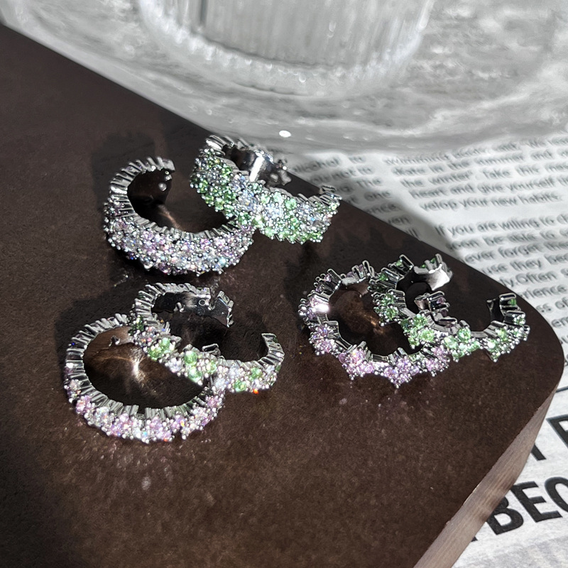 A new sweet and cool pinkish-green full diamond ring for women, with a light luxury and high-end feel. It features a niche design and an ins cold style ring details Picture