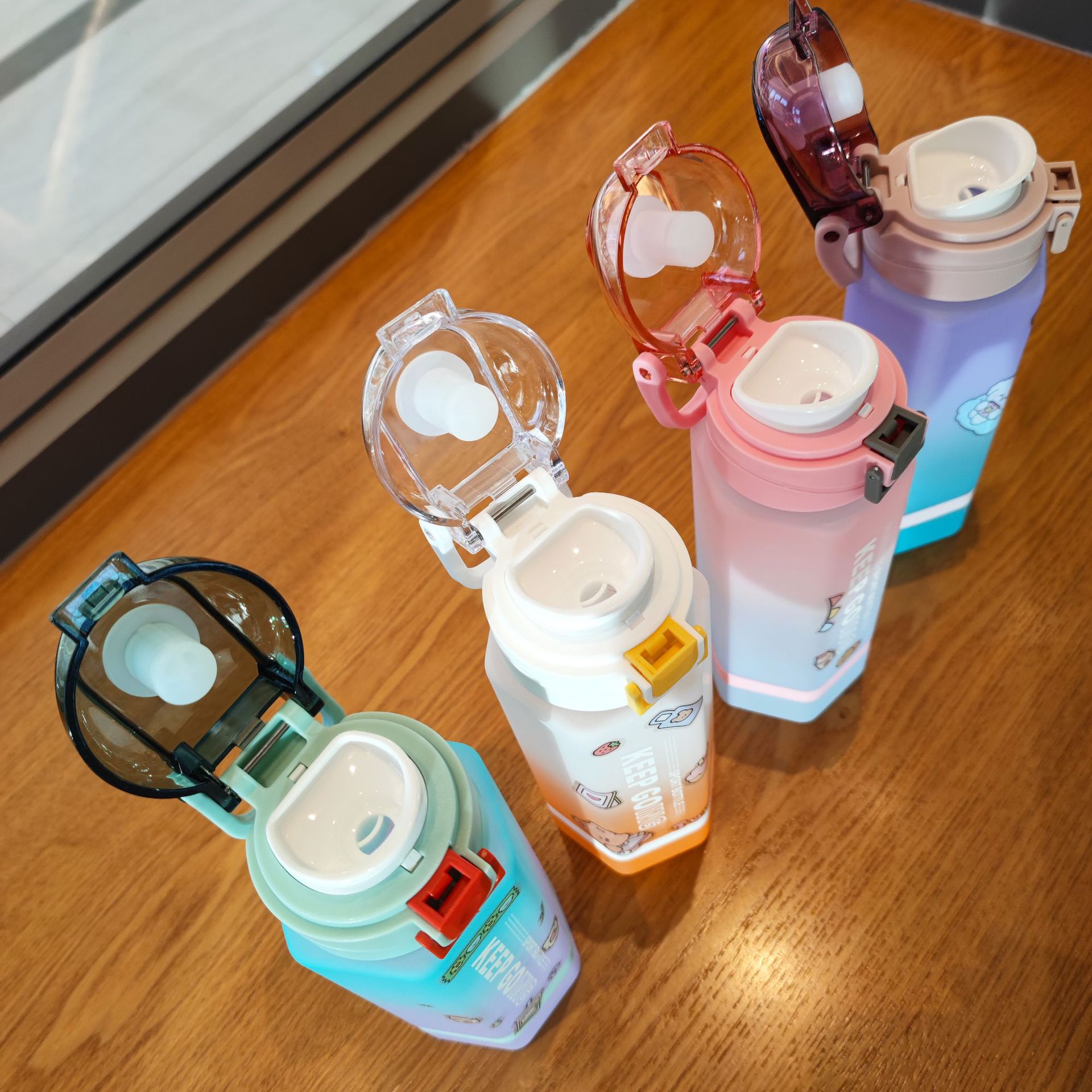 Hexagonal creative plastic water cup, two-color gradient frosted portable handle, direct drinking slanted water bottle with tea strater sticker Specification drawing