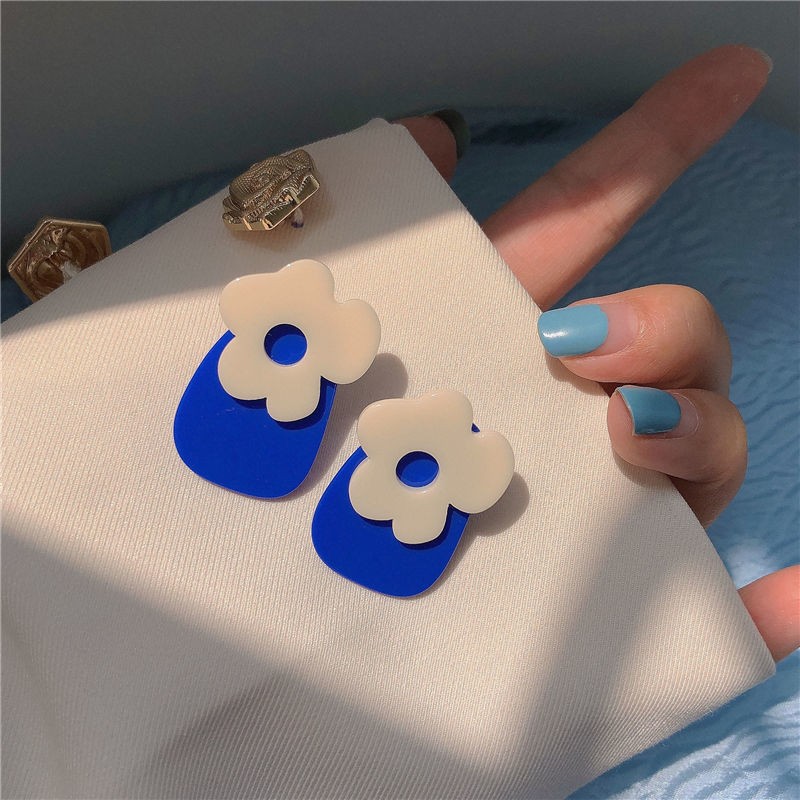 New Korean Klein blue flower stud earrings for women 925, versatile for daily use, simple, fashionable and niche design details Picture