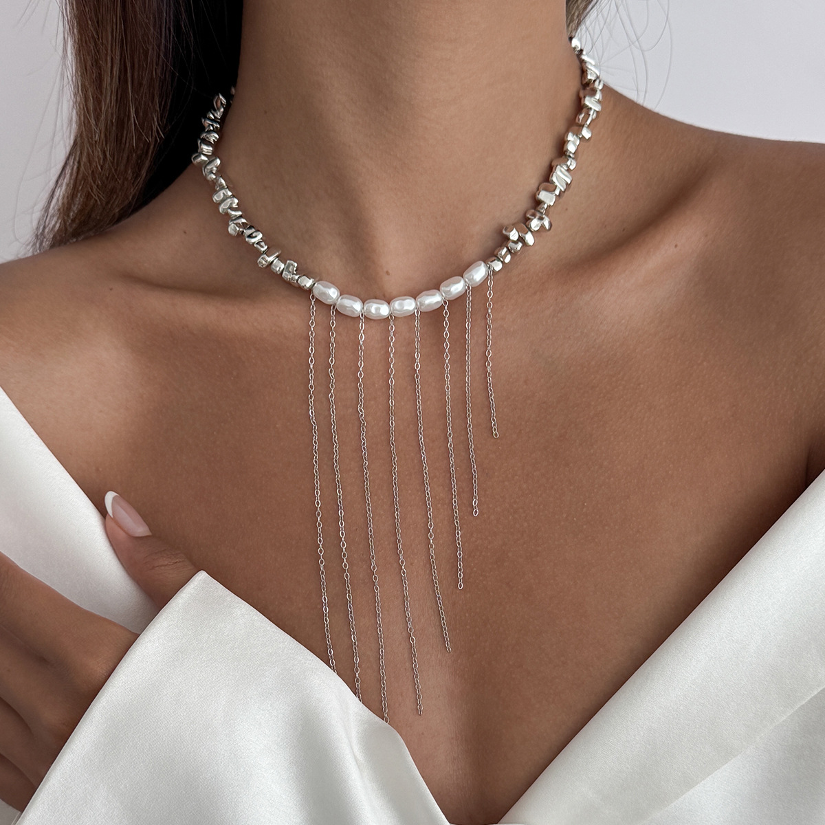 European and American cross-border jewelry, cream sweet girl style heart pendant necklace, elegant imitation pearl tassel chain, collarbone chain details Picture