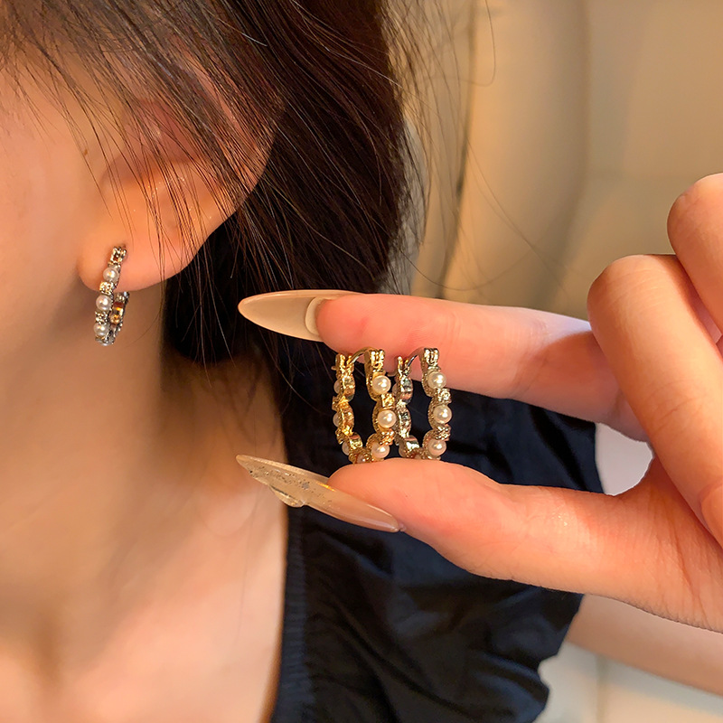 French retro circular pearl earrings for women, 2024 new style, high-end earring, light luxury, unique style, retro earrings details Picture