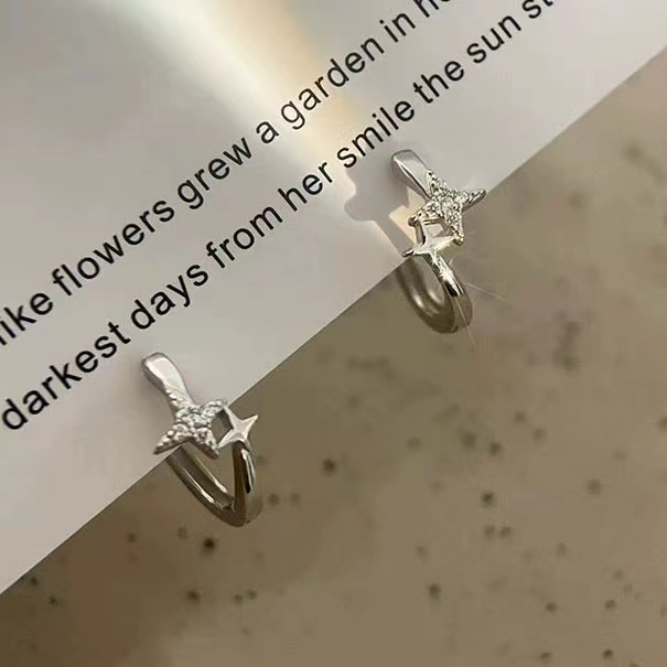Star ear studs, a niche design for women with a slightly diamond-encrusted star stud, are a new type of light luxury and high-end spring/summer earrings for 2025 details Picture
