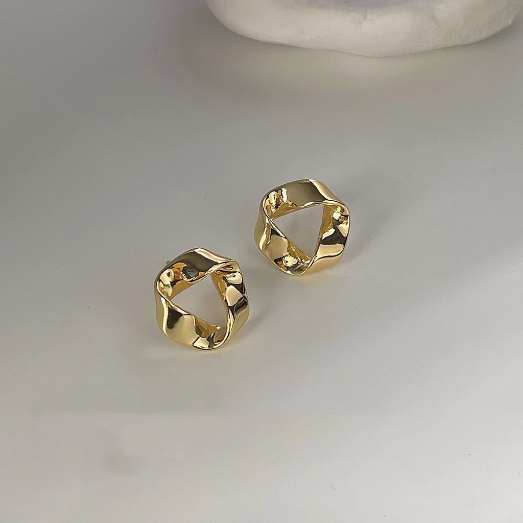 Geometric square ear ring high-end earrings 2025 new bestseller, elegant and suitable for square and round faces, stud earrings for women Application Scenario