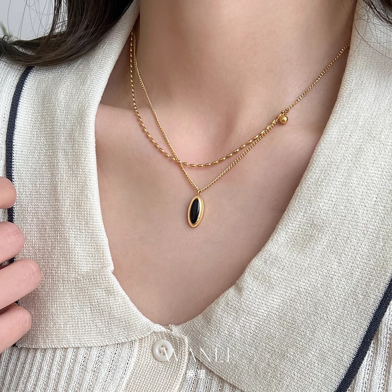 Double-layer French retro oval black necklace with feminine charm and niche design collarbone chain, 2024 new style full figure