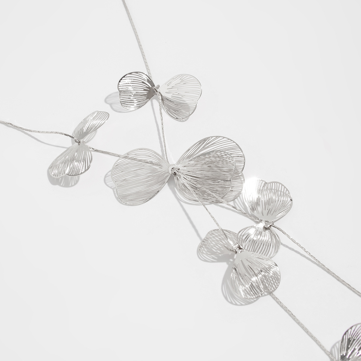 A niche retro ginkgo leaf tassel necklace from Europe and America, with a stylish design and a pull-out choker Application Scenario