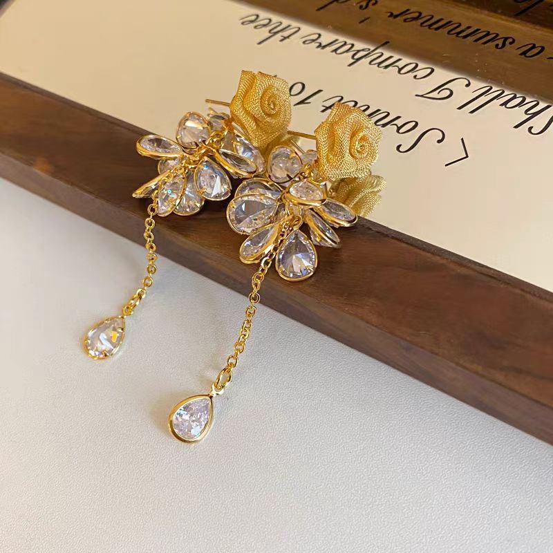 The 2025 new French retro elegant earrings with a touch of light luxury and high-end style, featuring mesh rose and zirconium fringes Application Scenario
