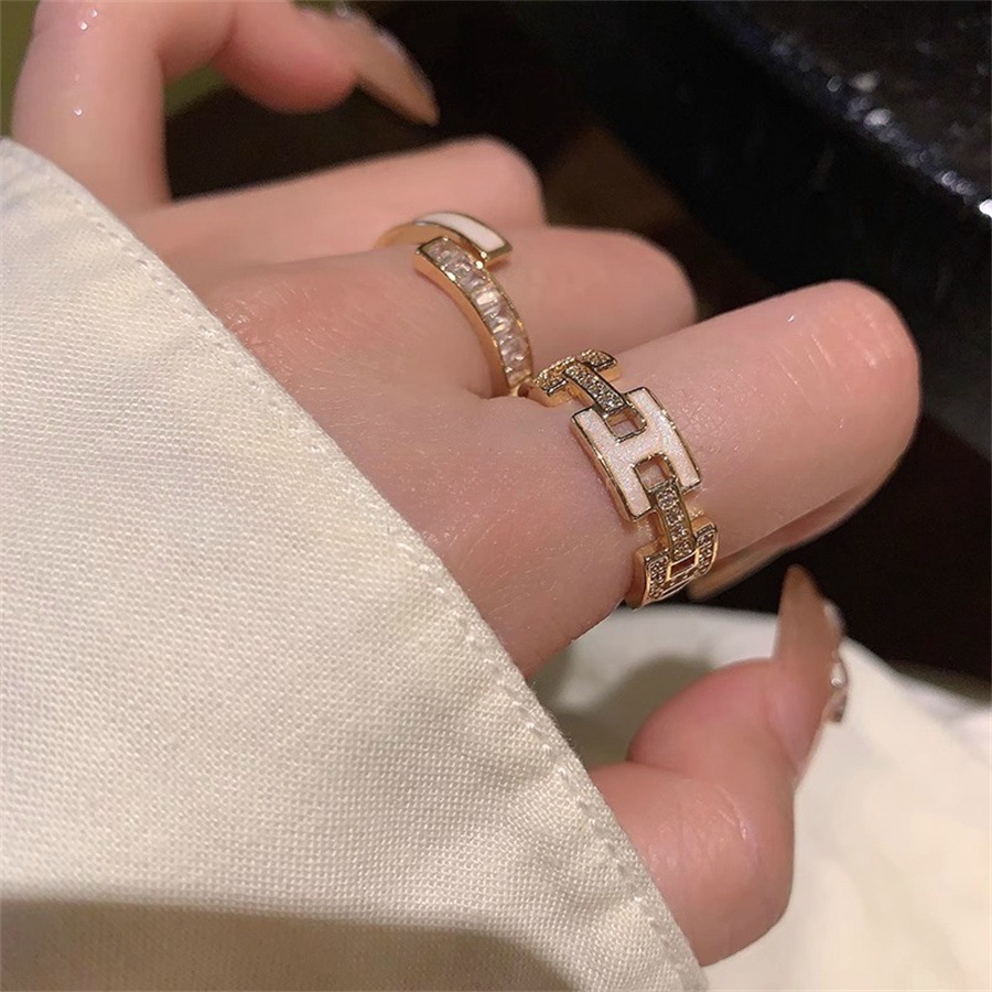 The super fairy butterfly drop glaze zircon ring is a delicate and niche design for women. It is an open index finger ring with a light luxury and high-end feel, creating a trend of high-end rings Specification drawing