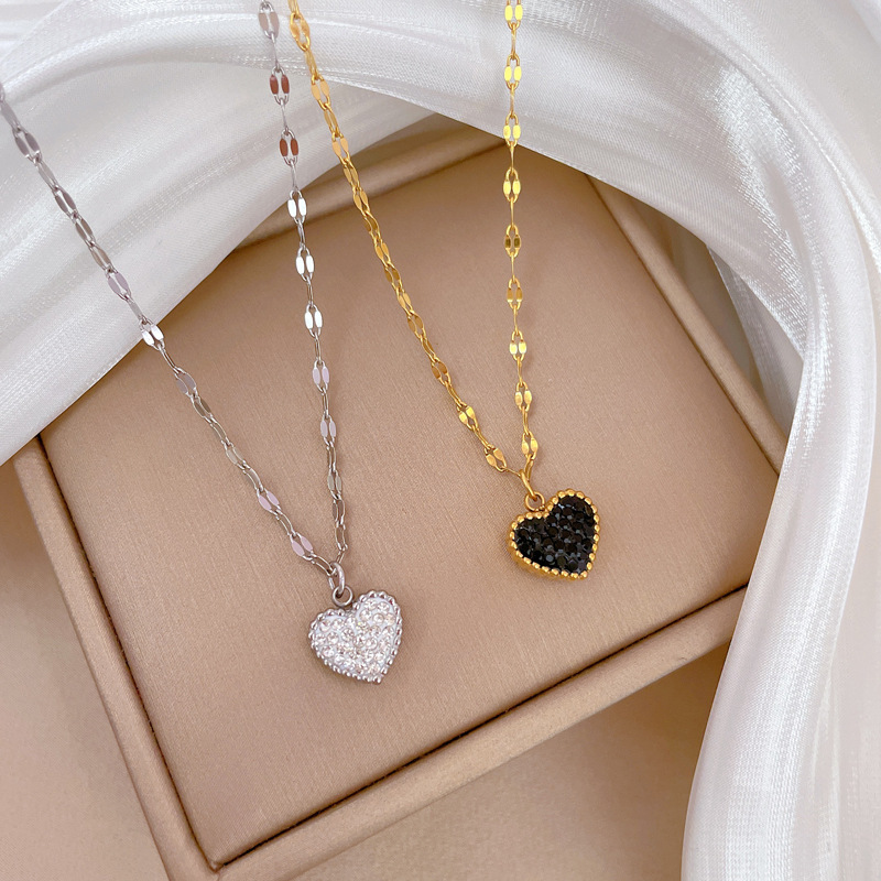 【 All-titanium Steel 】 Minimalist style double-sided heart-shaped stove with real gold necklace inside, female Instagram influencer collarbone chain accessory Application Scenario