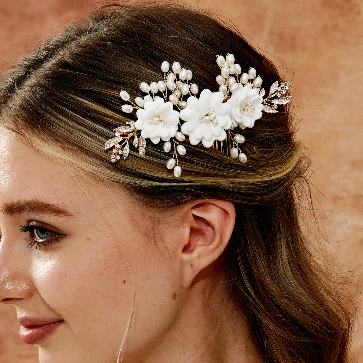 This is a white clay flower comb designed for Instagram-style pearl wedding dress accessories and a forest-themed floral bridal hair accessory details Picture