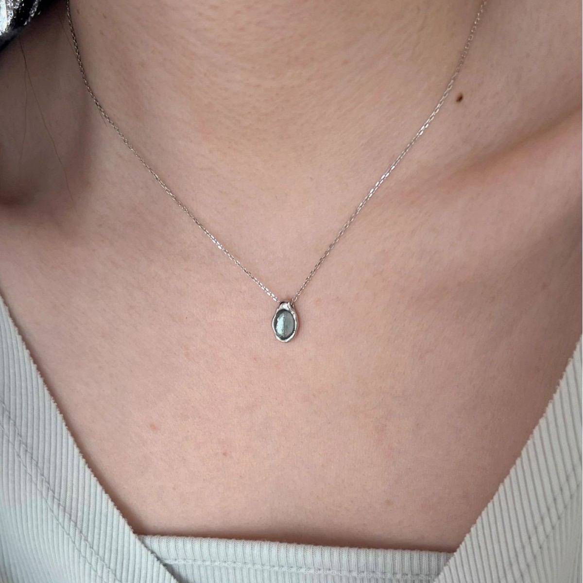 The water drop aquamarine and grape stone necklace is a versatile choice for women in summer. It's the same style as the French light luxury collarbone chain worn by an Instagram blogger Specification drawing