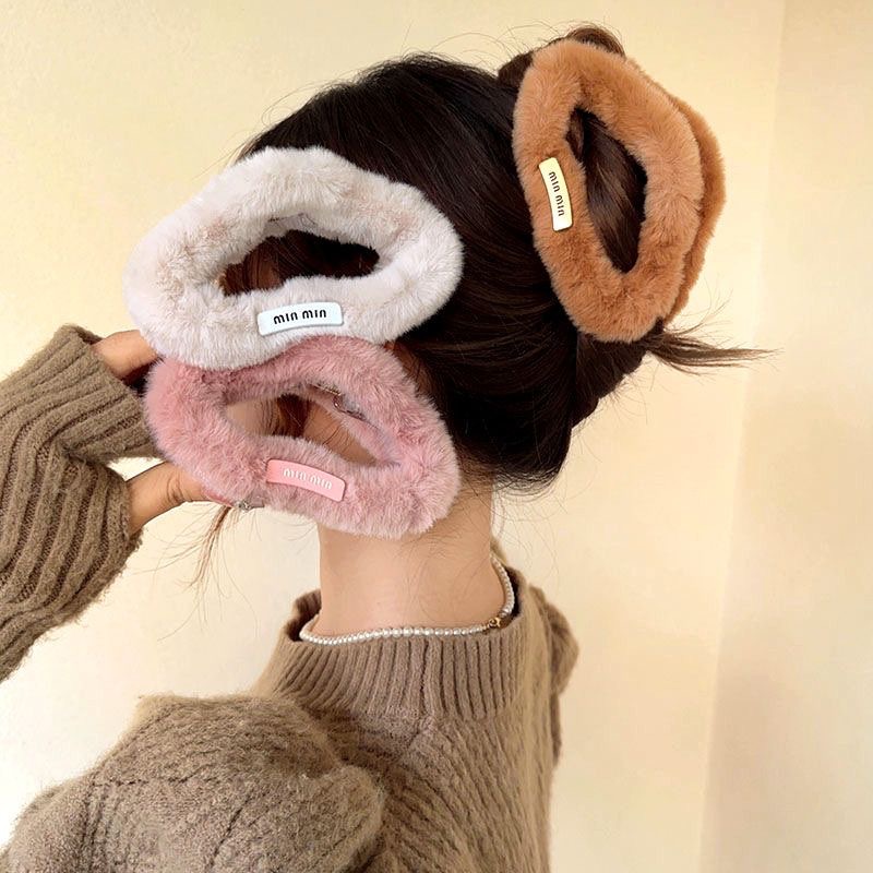 A large female plush cloud-shaped clip-on rectangular hair clip at the back of the head, gentle and elegant shark clip hair clip headwear full figure