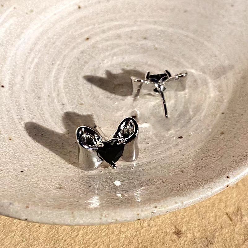 Sweet and cool style sweetheart Zircon butterfly stud earrings for girls, cute, exquisite, versatile and fashionable, with a hot girl design sense Application Scenario