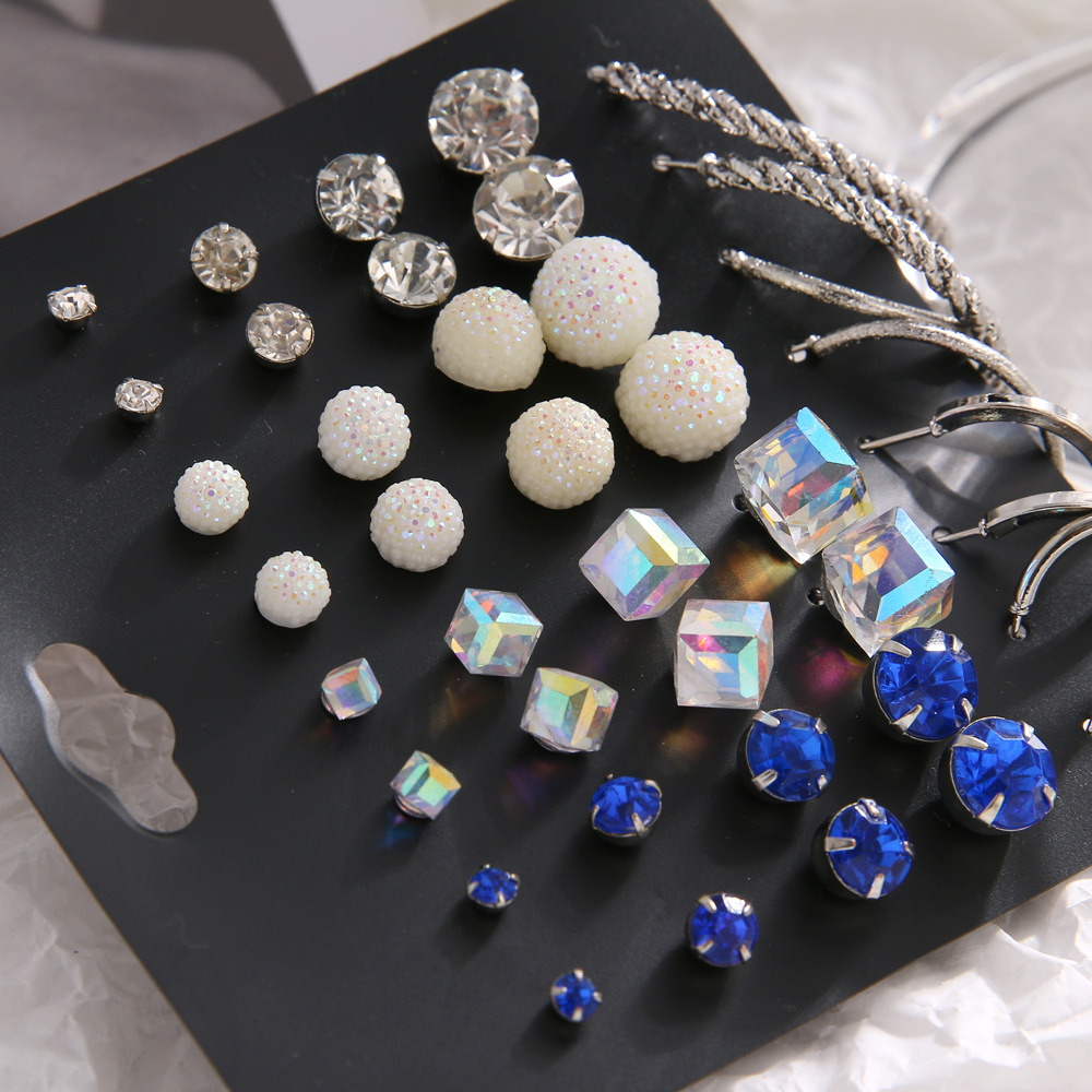 European and American cross-border card-mounted metal earrings with a high-end and elegant style. Round-sized pearl inlaid square diamond earrings Specification drawing