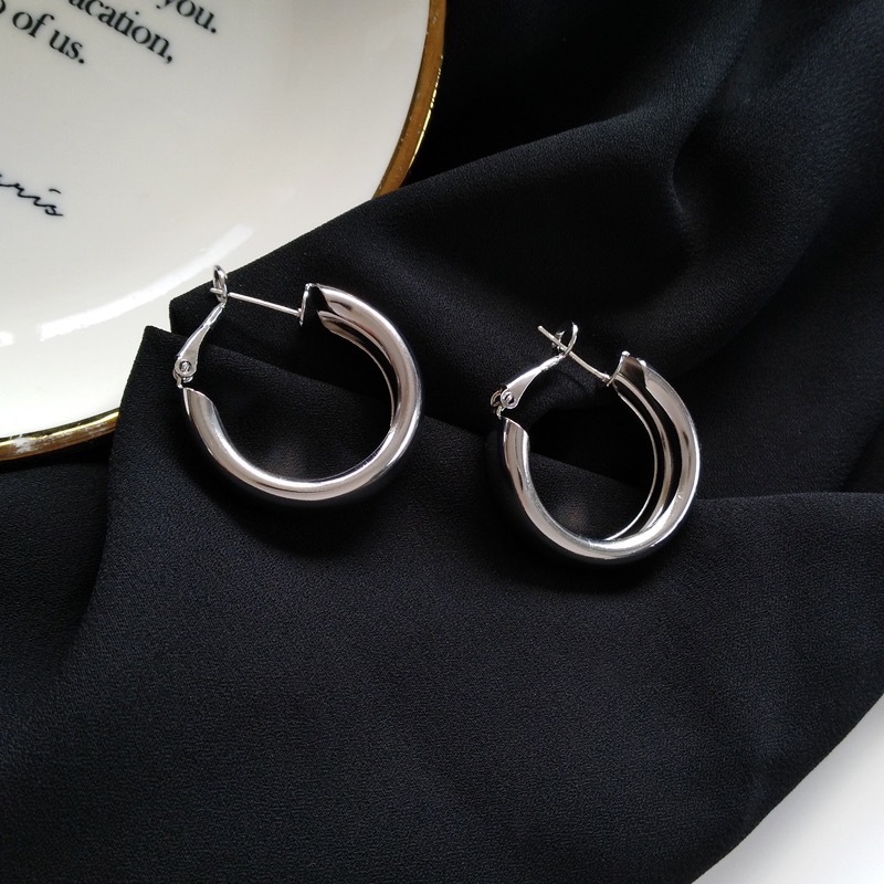Korean metal geometric circle minimalist smooth large circle earrings, individual hot girl exaggerated small European and American ear ring earrings full figure