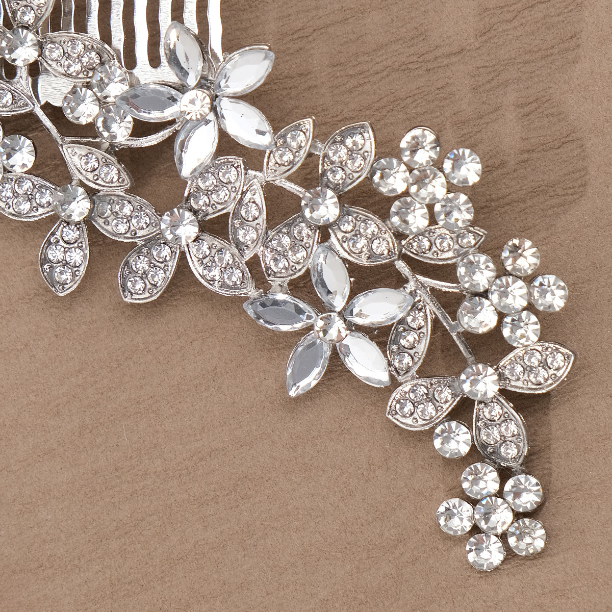 Cross-border bride headwear, alloy water diamond comb, fashionable wedding accessories, hair accessories, ancient-style photo album, hair crystal comb Application Scenario