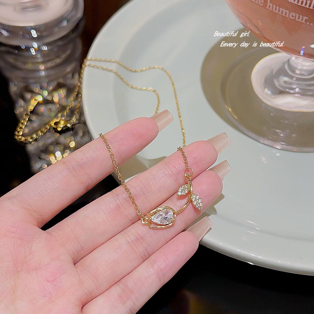 Japanese and Korean tulip necklace accessories for women, light luxury, niche design, high-end feel, collarbone chain pendant, Yiwu accessory full figure