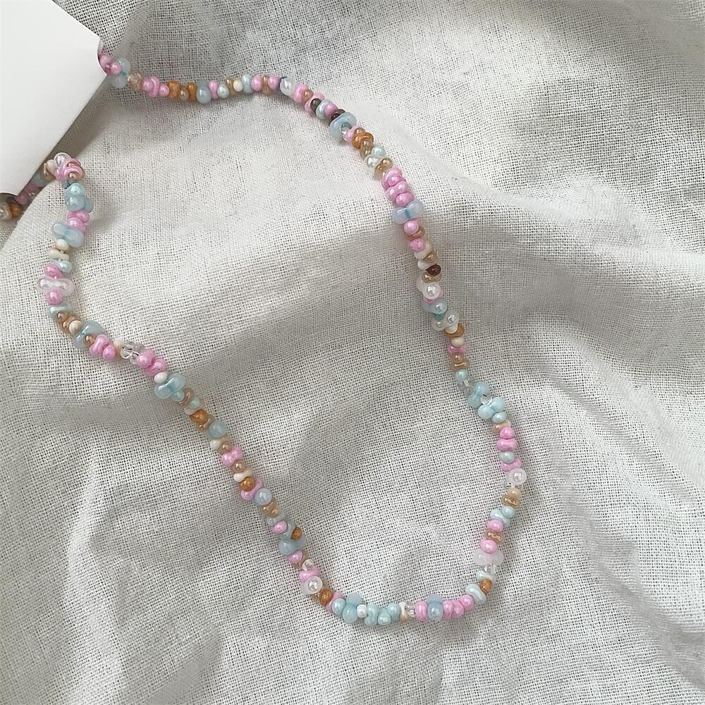 The dopamine-colored rice bead necklace exudes a sweet and girlish charm. The collarbone chain is a niche, sweet and cool style, fashionable and versatile necklace Application Scenario