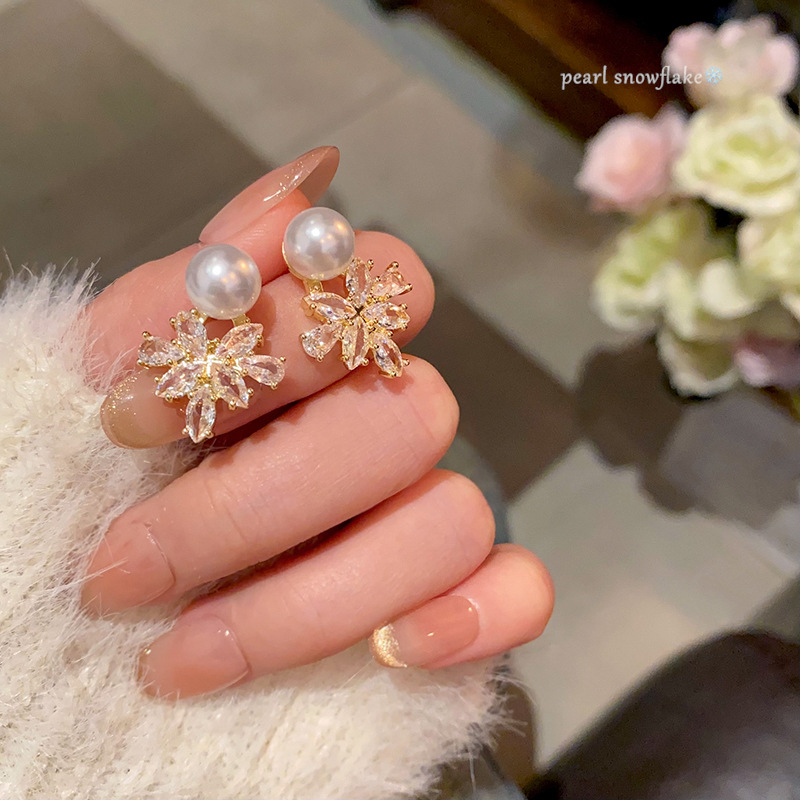 The light luxury, niche and exquisite zircon maple leaf earrings are fashionable and versatile for women, exuding a sense of elegance and sophistication. The pearl stud earrings are best-selling earrings full figure