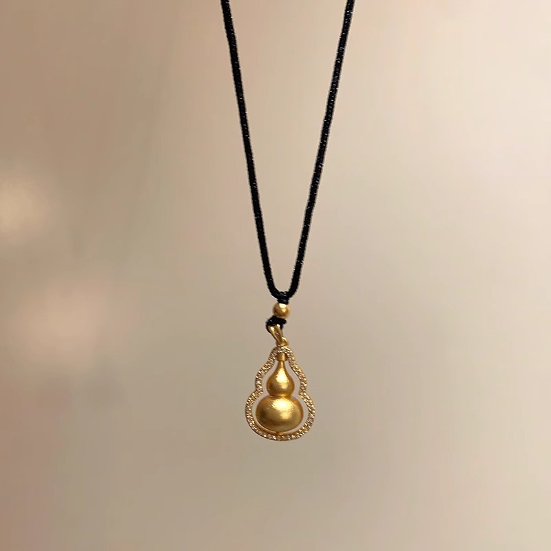 New Chinese-style shiny golden gourd necklace for women, with a unique Chinese style and Zen-inspired woven rope, is a versatile long sweater chain Application Scenario