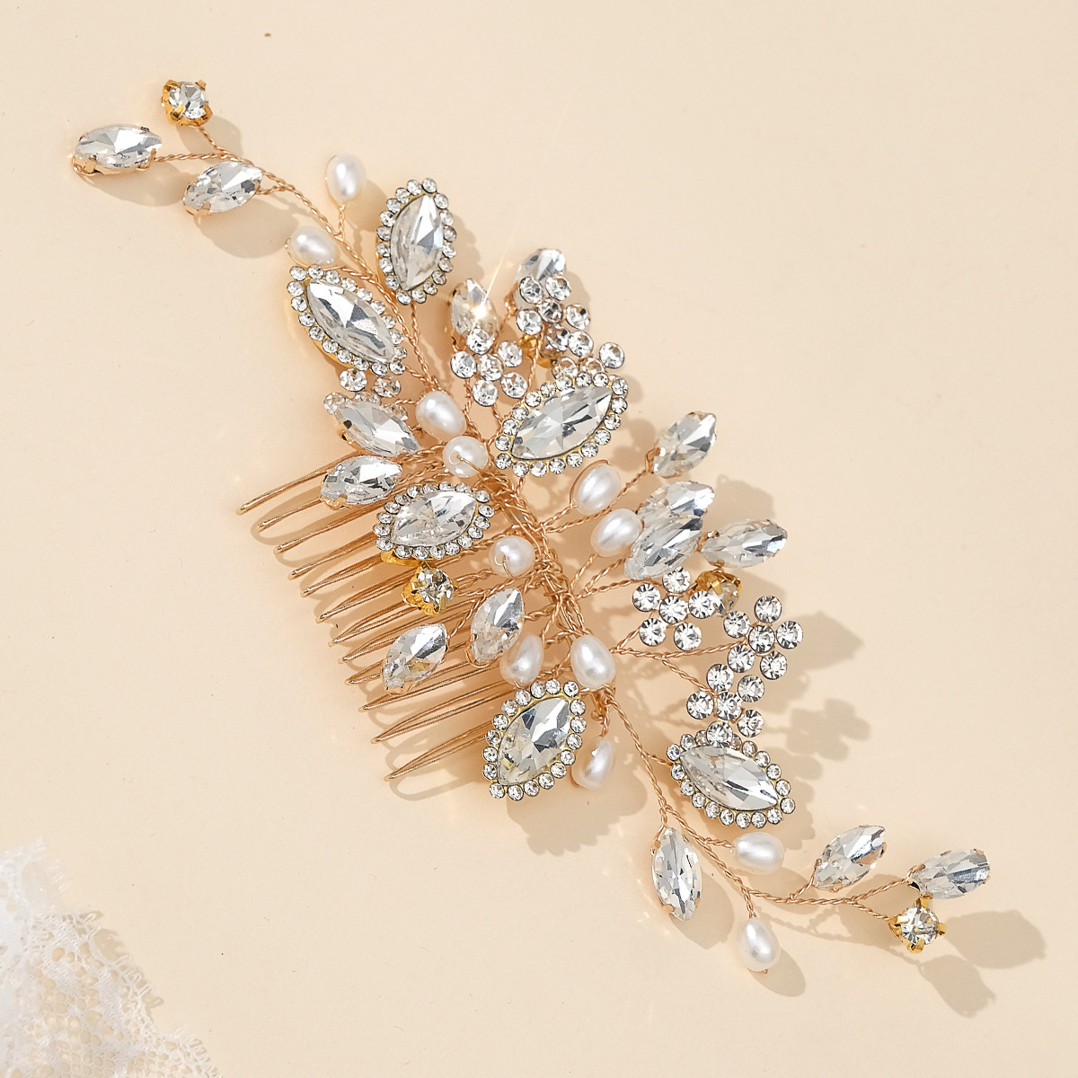 New European and American bridal comb hair accessories, wedding ladies' retro updo hair accessories, handcrafted rhinestone and pearl hair combs Specification drawing