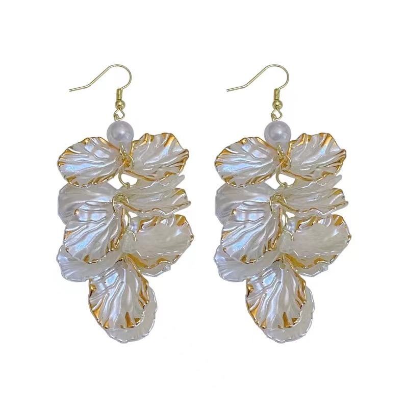 Petal tassel pearl earrings 2025 New bestseller, versatile, light luxury earrings, ear hooks, French style earrings for women Application Scenario