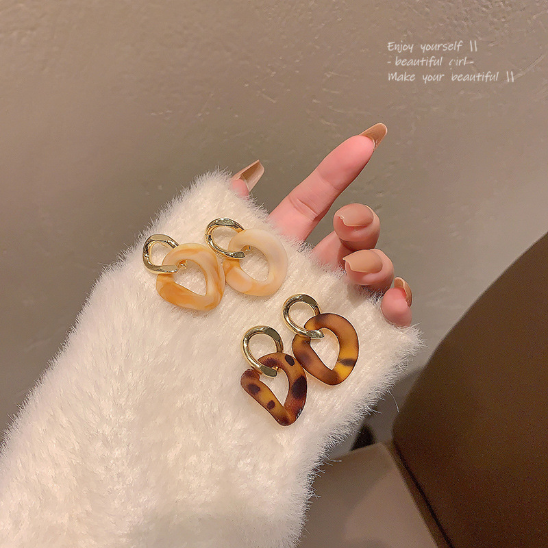 S925 Silver Needle Hong Kong-style retro leopard print acrylic earrings, women's ins style high-end fashion, Internet celebrity earrings wholesale Application Scenario