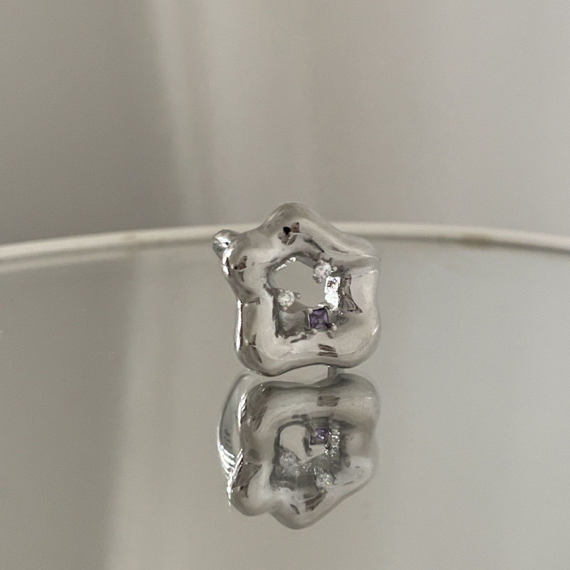 A niche design with irregular pleated flower openings, a sweet, cool, versatile and fashionable ring for women, Japanese and Korean style Application Scenario