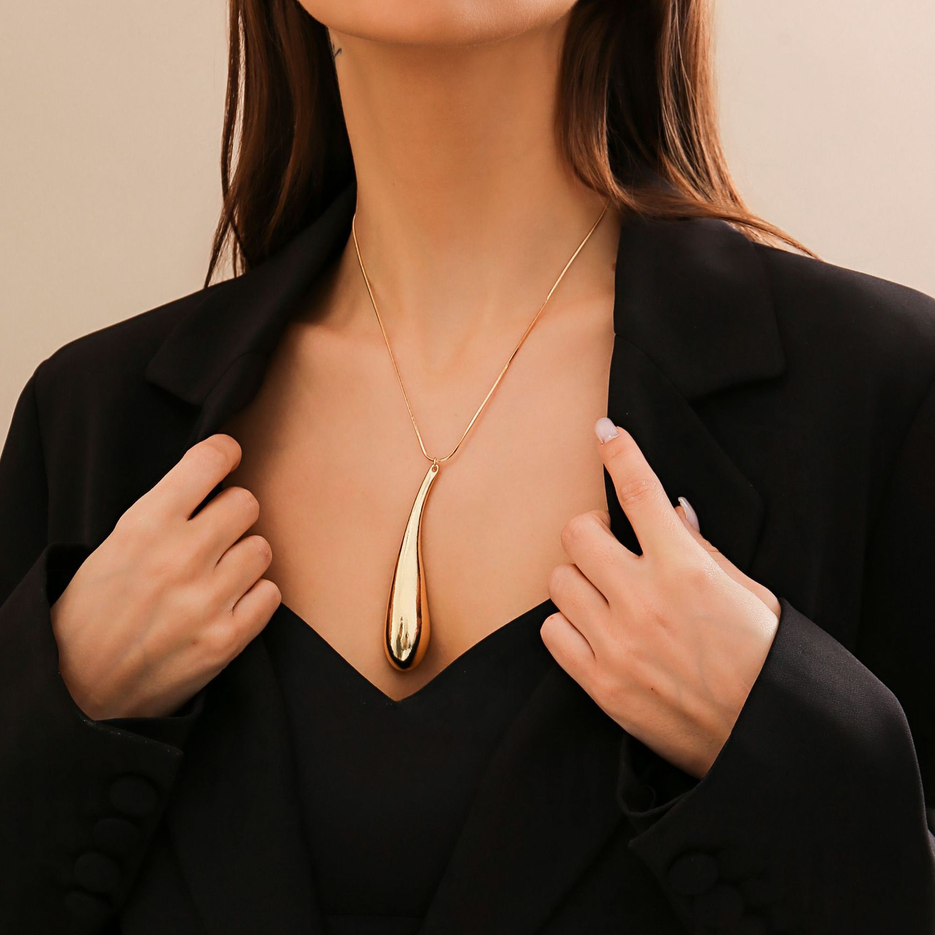 European and American cross-border alloy jewelry, exaggerated water drop large pendant, punk style necklace, versatile and simple oval collarbone chain full figure