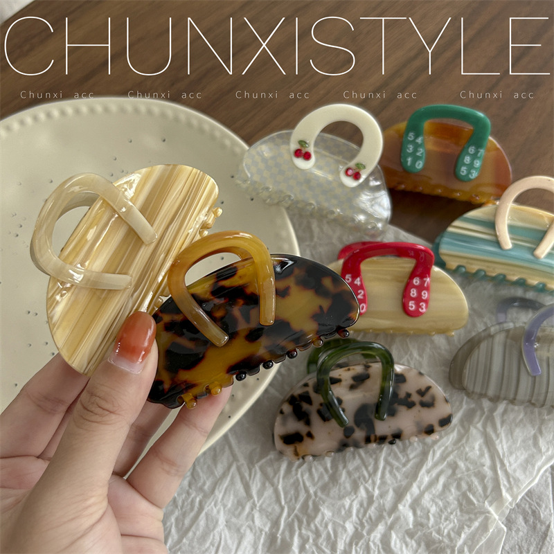 This stylish and versatile small bag clip is the same as the one from Dongdaemun Acetate in South Korea, featuring the side clip of the hairpin at the back of the head Application Scenario