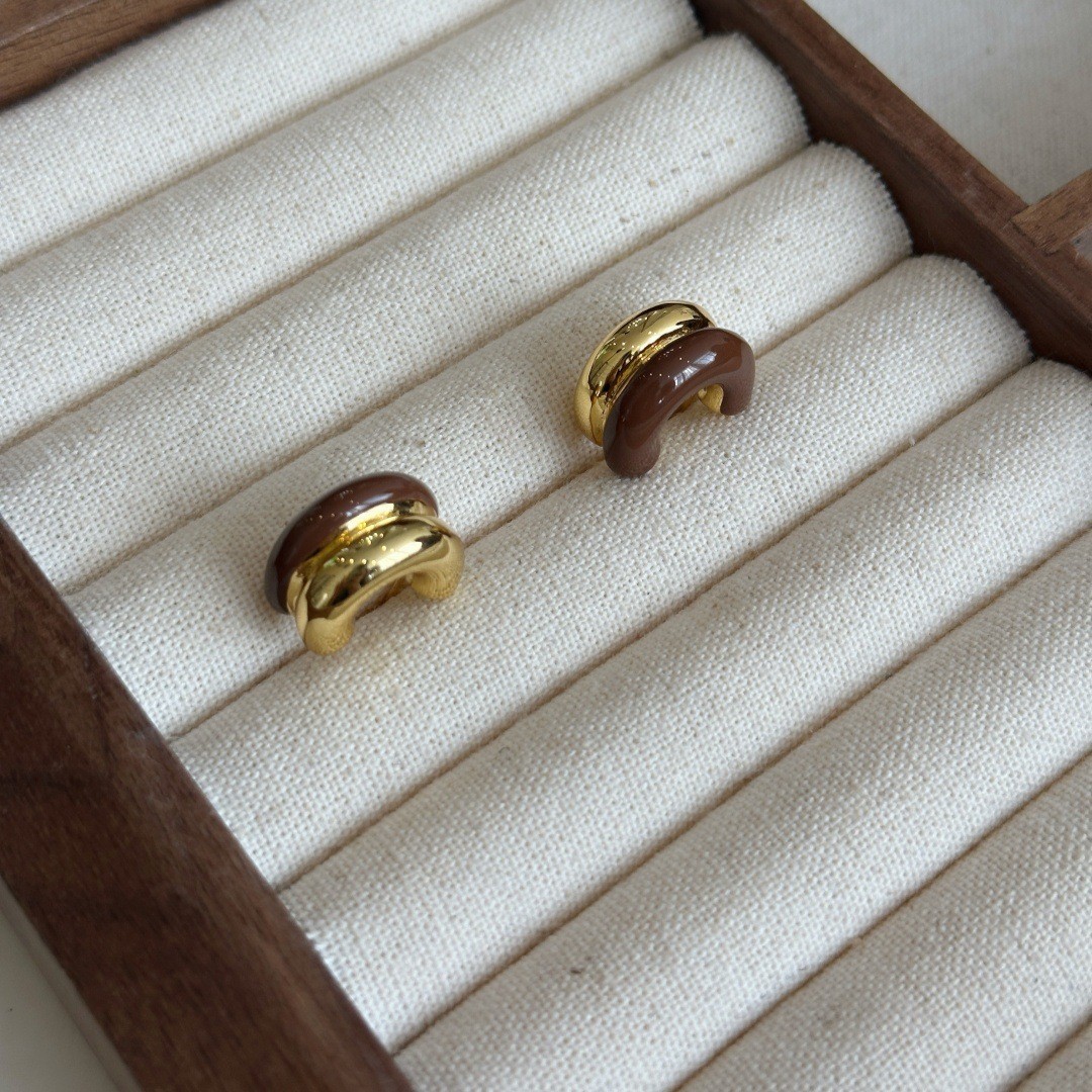 Shop owner's recommendation! Stunning black and gold stud earrings, high-end retro earrings, niche design, retro Hong Kong-style earrings Application Scenario