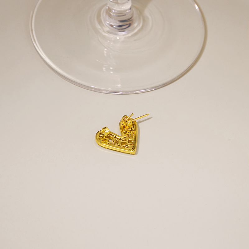 New heart-shaped brooch with anti-exposure clasp, a high-end and simple fixed dress for women, is a versatile and simple accessory details Picture