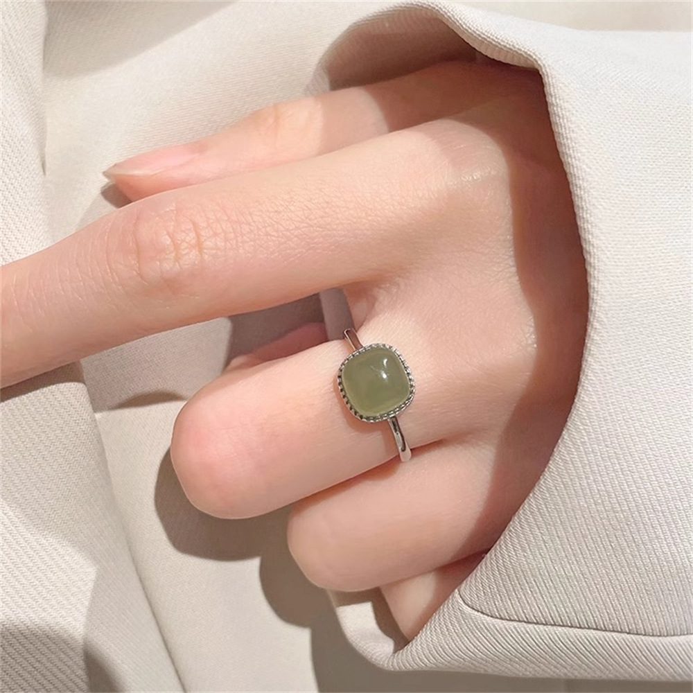 The new Chinese-style jade small sugar cube ring is a niche design for women, with a simple, luxurious and high-end feel. The opening is adjustable Specification drawing
