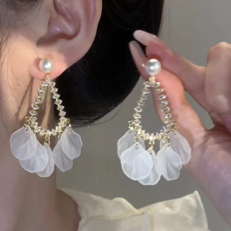 The super ethereal and versatile zircon water drop petal tassel earrings and earrings are trendy, light luxury, high-end and niche earrings for women on Instagram full figure