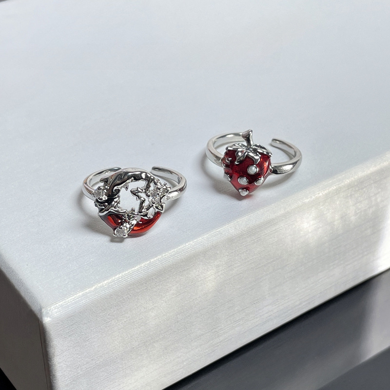 The red crescent-shaped ring of the female star moon exudes a light luxury and high-end feel. It features a unique, fashionable and individual design, as well as a sweet and cool strawberry ring Application Scenario