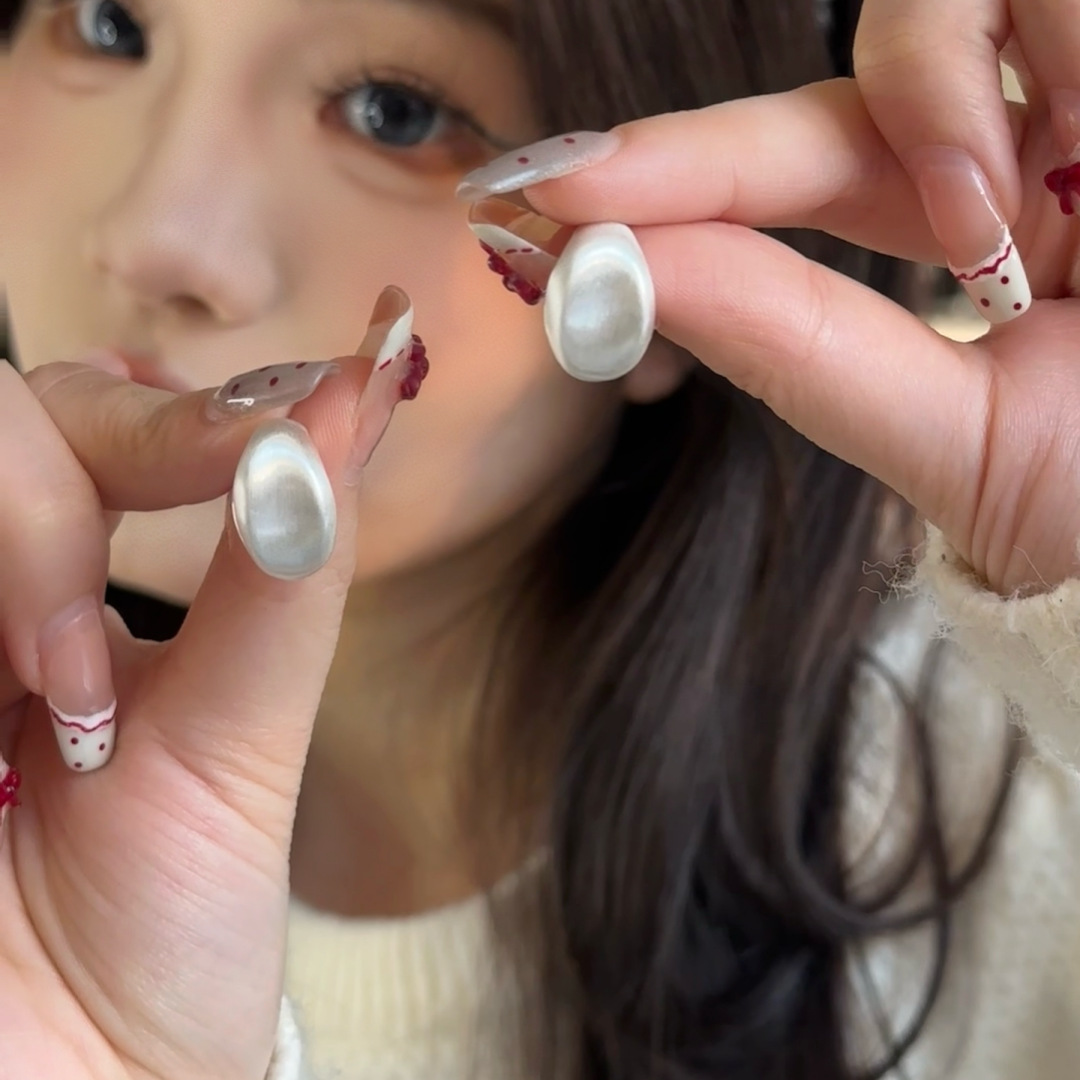 Silver brushed geometric stud earrings for women, a niche design with a high-end feel, a new bestseller in 2025, small and elegant earrings full figure